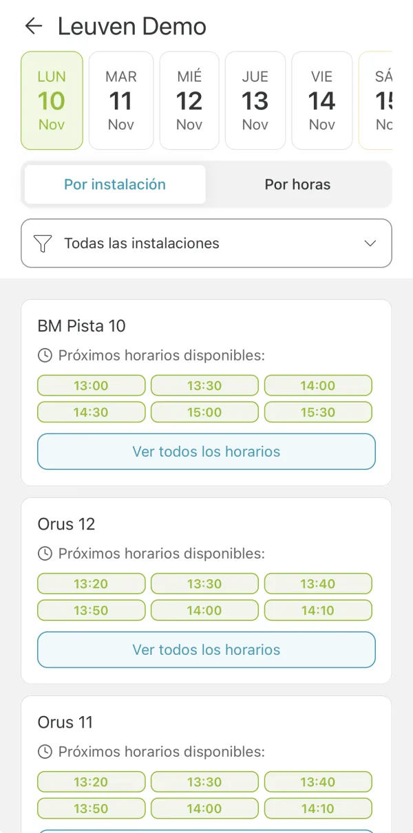 La app de Sporttia en un móvil, con las horas libres de cada pista